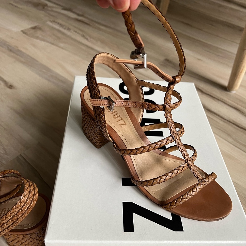 Rosalía deep nude color sandals by Schultz.